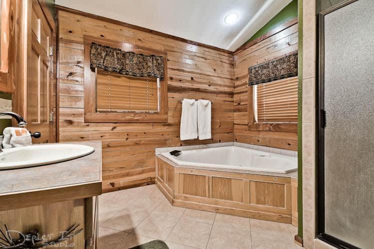 Secluded 2 Story Cabin Pool Wifi Smart Tvs Eureka Springs Exterior photo
